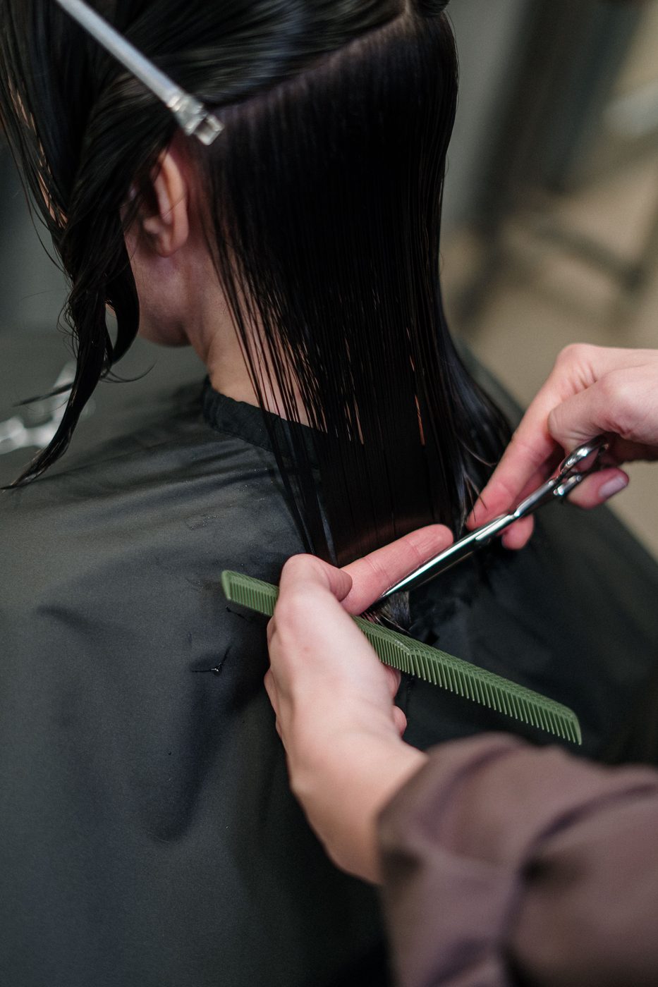 Coupe en cours, geste précis sur cheveux longs